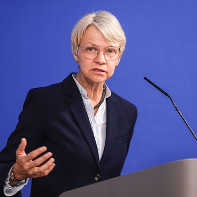 NRW-Schulministerin Dorothee Feller äußert sich auf einer Pressekonferenz zum Schul-Etat.