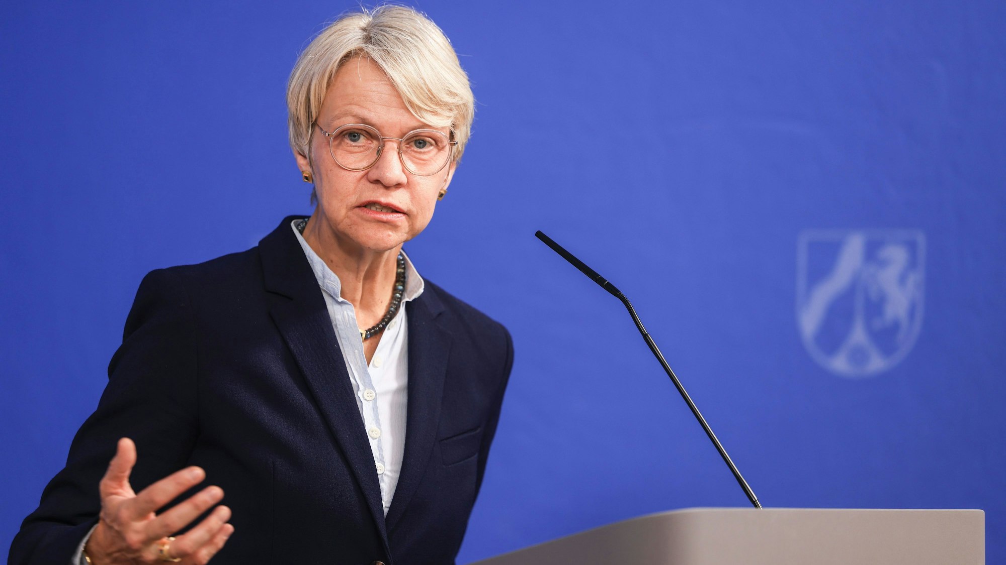 NRW-Schulministerin Dorothee Feller äußert sich auf einer Pressekonferenz zum Schul-Etat.