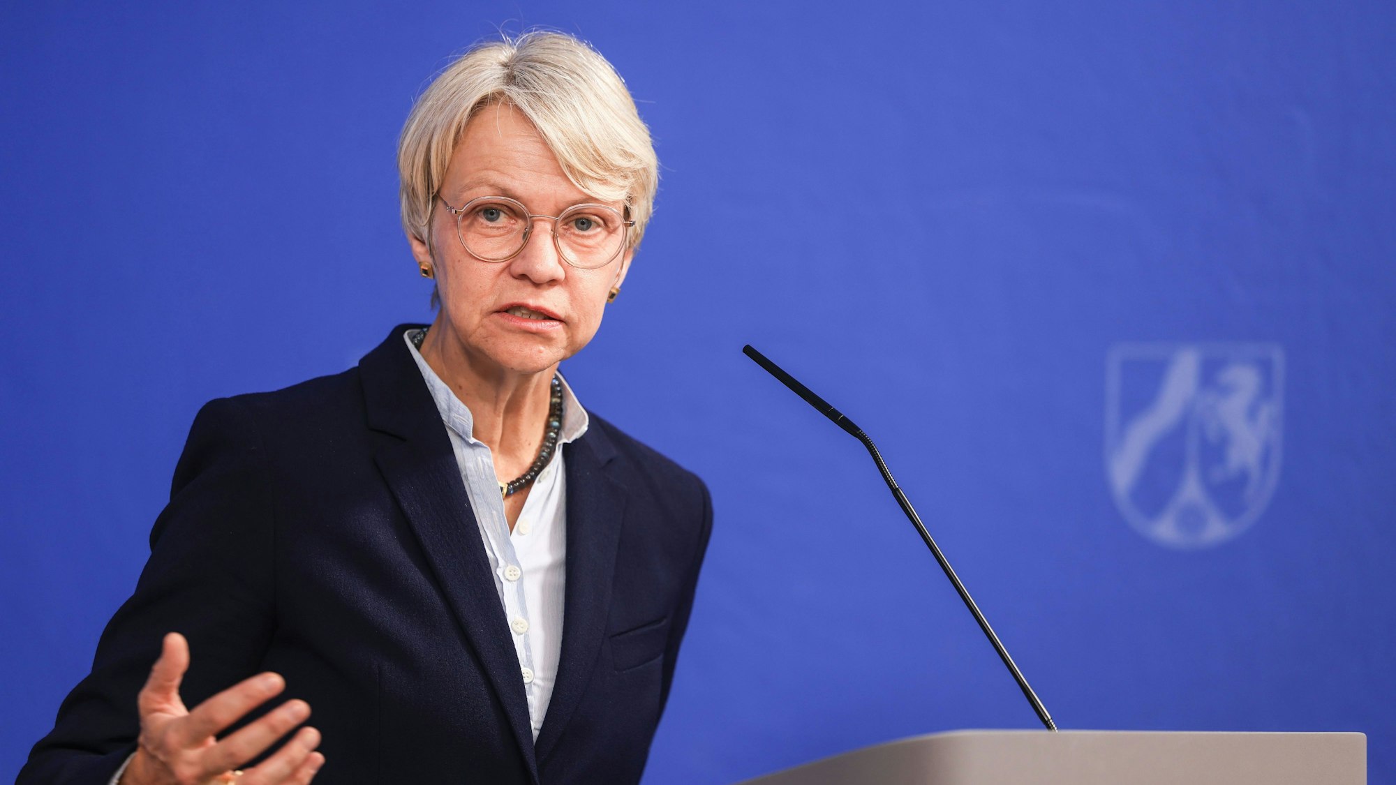 Dorothee Feller (CDU), NRW-Schulministerin, äußert sich auf einer Pressekonferenz nach der Kabinettssitzung zum Haushaltsentwurf 2025 und dem Nachtragshaushalt. Sie steht an einem Rednerpult.