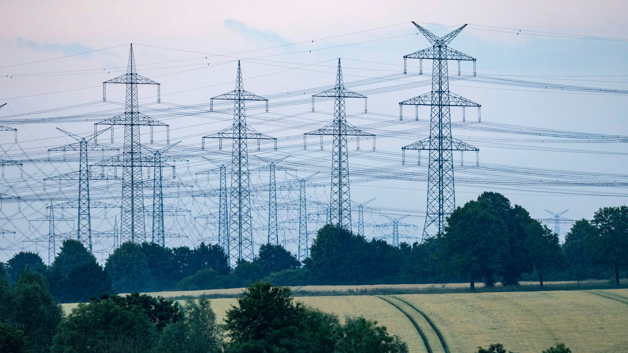 Hochspannungsleitungen in Pulheim.