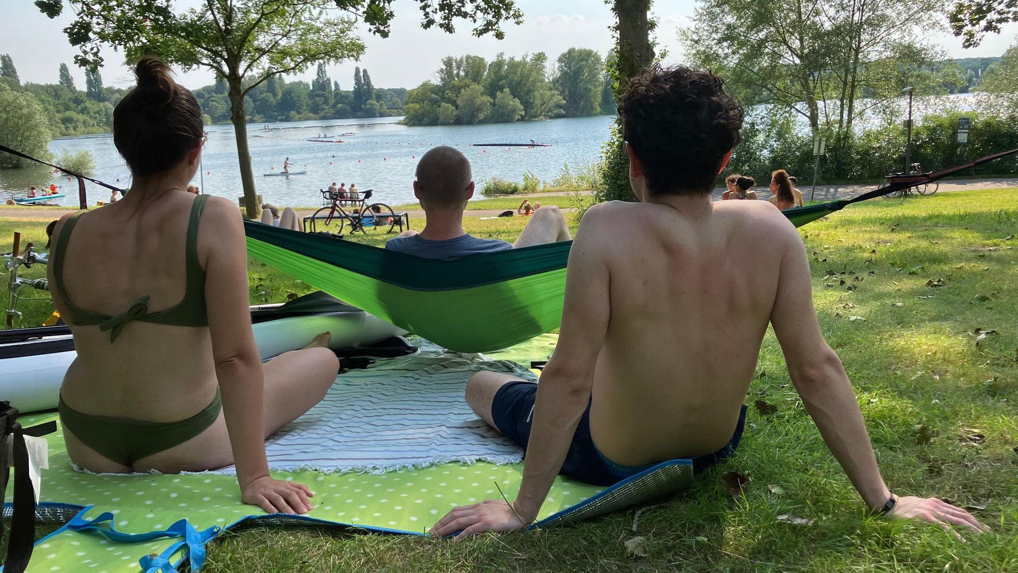 David, Ronja und Dominique kommen nach ihrer Arbeit mit dem Rad zum See.