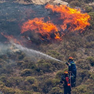 Feuerwehrleute versuchen ein Feuer im Wald von Keratea, südöstlich von Athen, Griechenland, zu löschen.