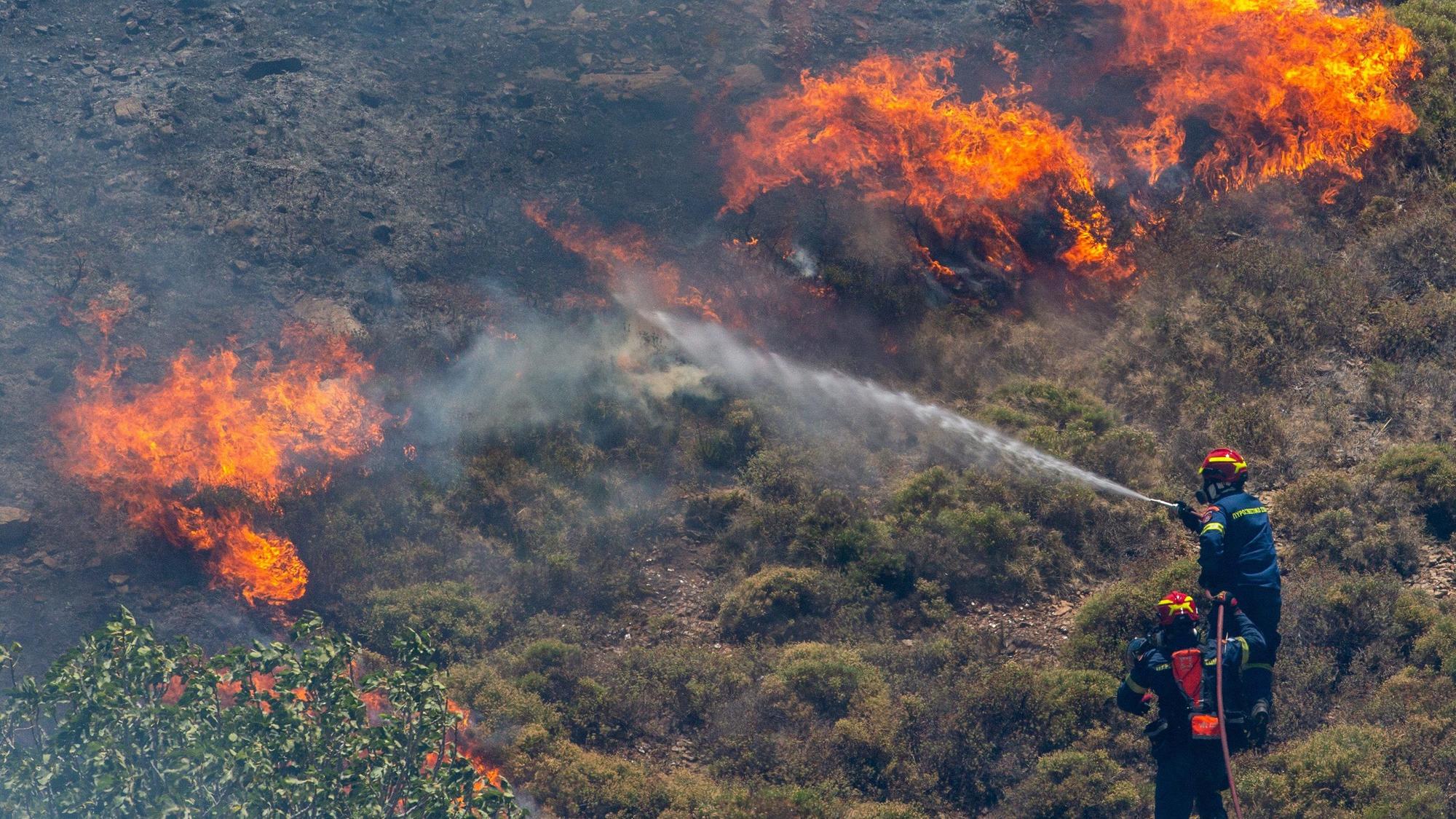 Feuerwehrleute versuchen ein Feuer im Wald von Keratea, südöstlich von Athen, Griechenland, zu löschen.