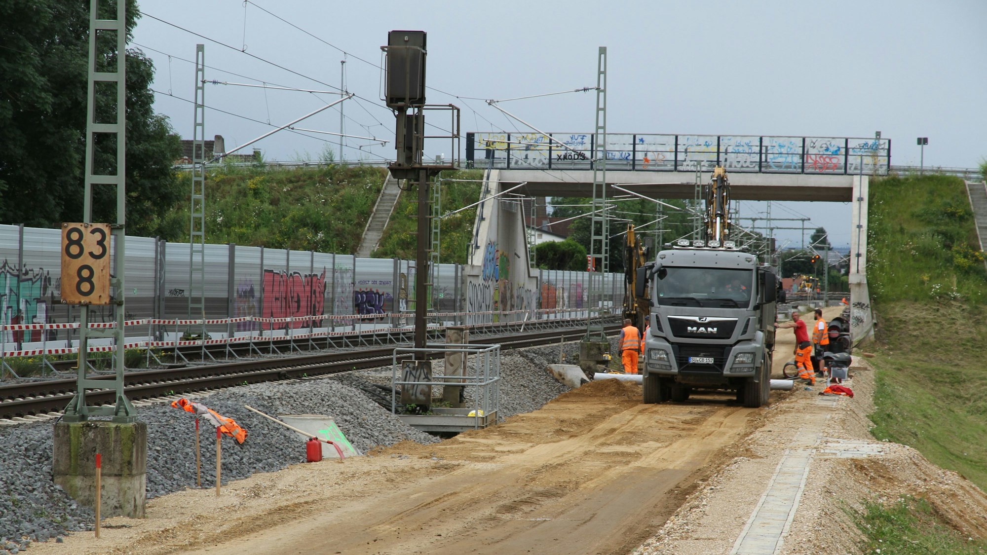 Seit Jahren laufen die Arbeiten zur Verlängerung der S-Bahn-Linie 13. Eine direkte Anbindung von Bonn an den Flughafen ist allerdings noch in weiter Ferne.