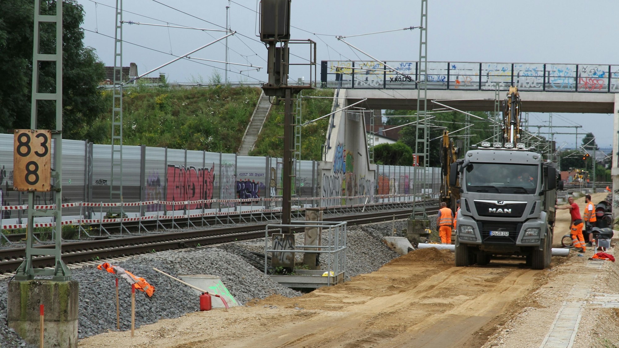 Ein Lkw steht in Sankt Augustin neben der Neubautrasse für die S-Bahn-Linie 13.