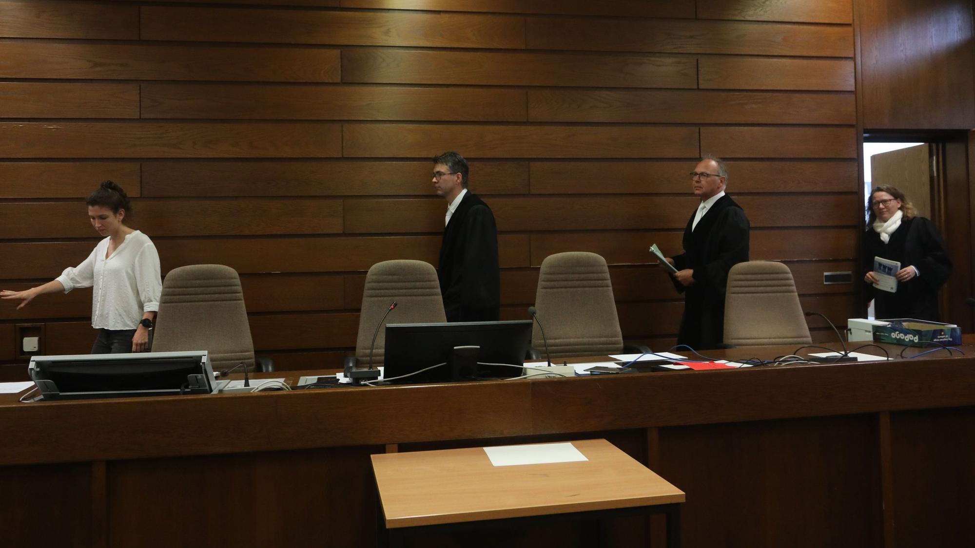 Die fünfte Zivilkammer des Landgerichts Köln mit dem Vorsitzenden Richter Jörg Michael Bern (zweiter von rechts) betritt den Gerichtssaal zur mündlichen Verhandlung über die Schmerzensgeldklage eines Missbrauchsopfers gegen das Erzbistum Köln.