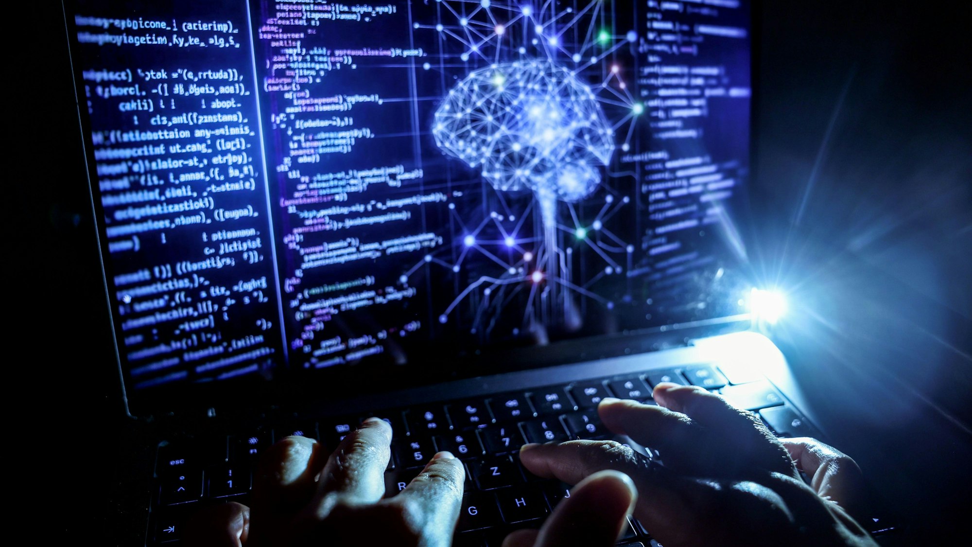 Eine Person arbeitet am Rechner, auf dessen Bildschirm ein durch Künstliche Intelligenz generiertes Illustrationsbild zu sehen ist.