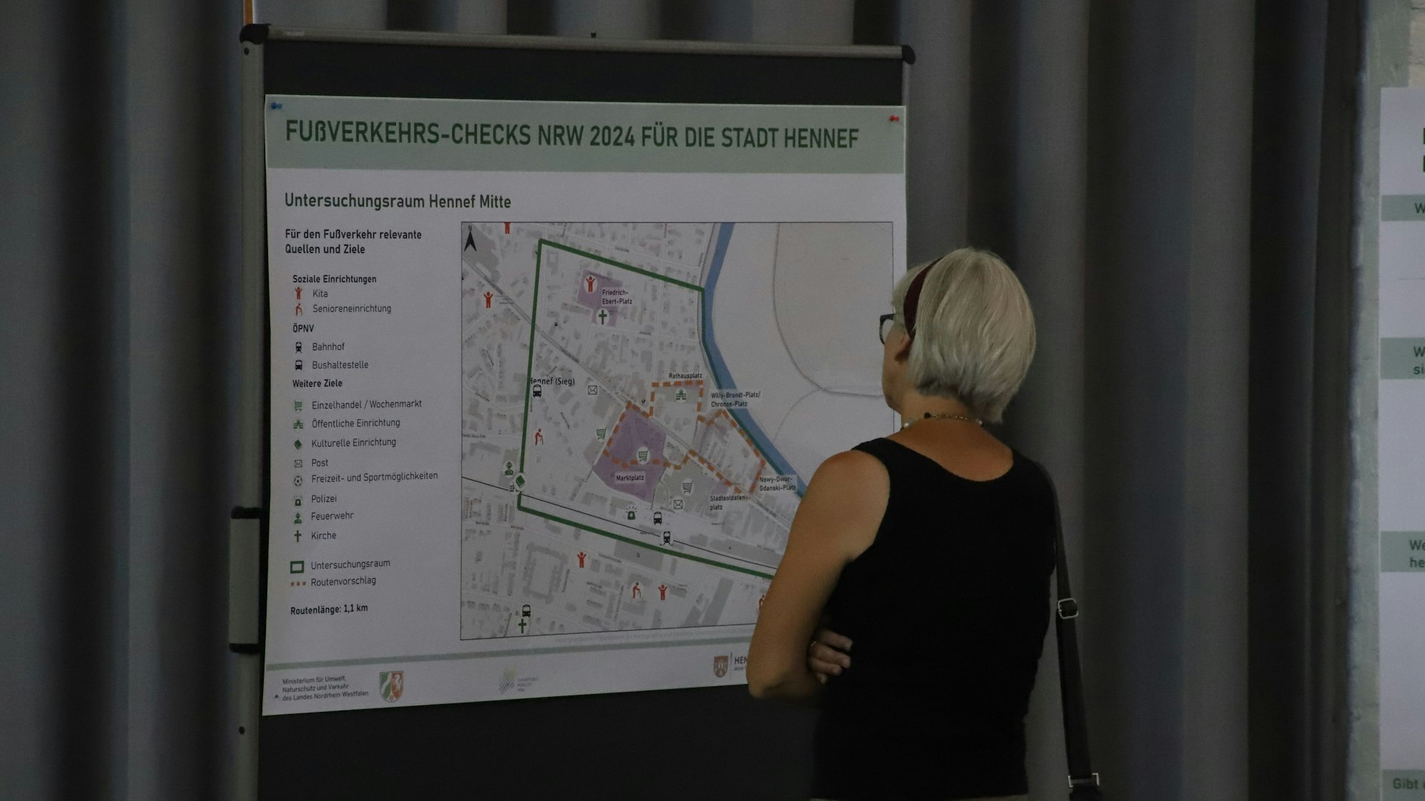 Eine Teilnehmerin studierte die vorgeschlagene Route für die Begehung im Stadtzentrum.