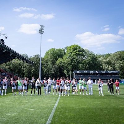 3. Liga: FC Viktoria Köln - SSV Jahn Regensburg, 11.05.2024 Die Mannschaft FC Viktoria Köln bedankt sich bei den Fans Köln, 11.05.2024, 37. Spieltag der 3. Fußball-Liga, FC Viktoria Köln - SSV Jahn Regensburg im Sportpark Hoehenberg in Köln. Die DFL-Bestimmungen verbieten die Verwendung von Fotografien als Bildsequenzen und / oder Quasi-Videos. *** 3 Liga FC Viktoria Köln SSV Jahn Regensburg, 11 05 2024 The team FC Viktoria Köln thanks the fans Cologne, 11 05 2024, 37 matchday of the 3 soccer league, FC Viktoria Köln SSV Jahn Regensburg at Sportpark Hoehenberg in Cologne The DFL regulations prohibit the use of photographs as image sequences and or quasi videos Copyright: xBEAUTIFULxSPORTS/LeahxKohringx