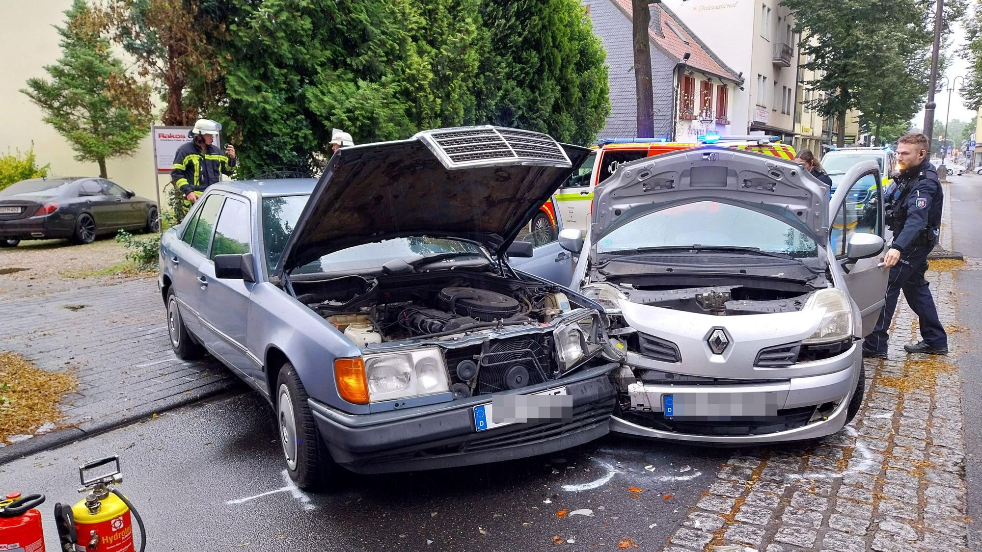 Zwei bei einem Zusammenstoß beschädigte Autos