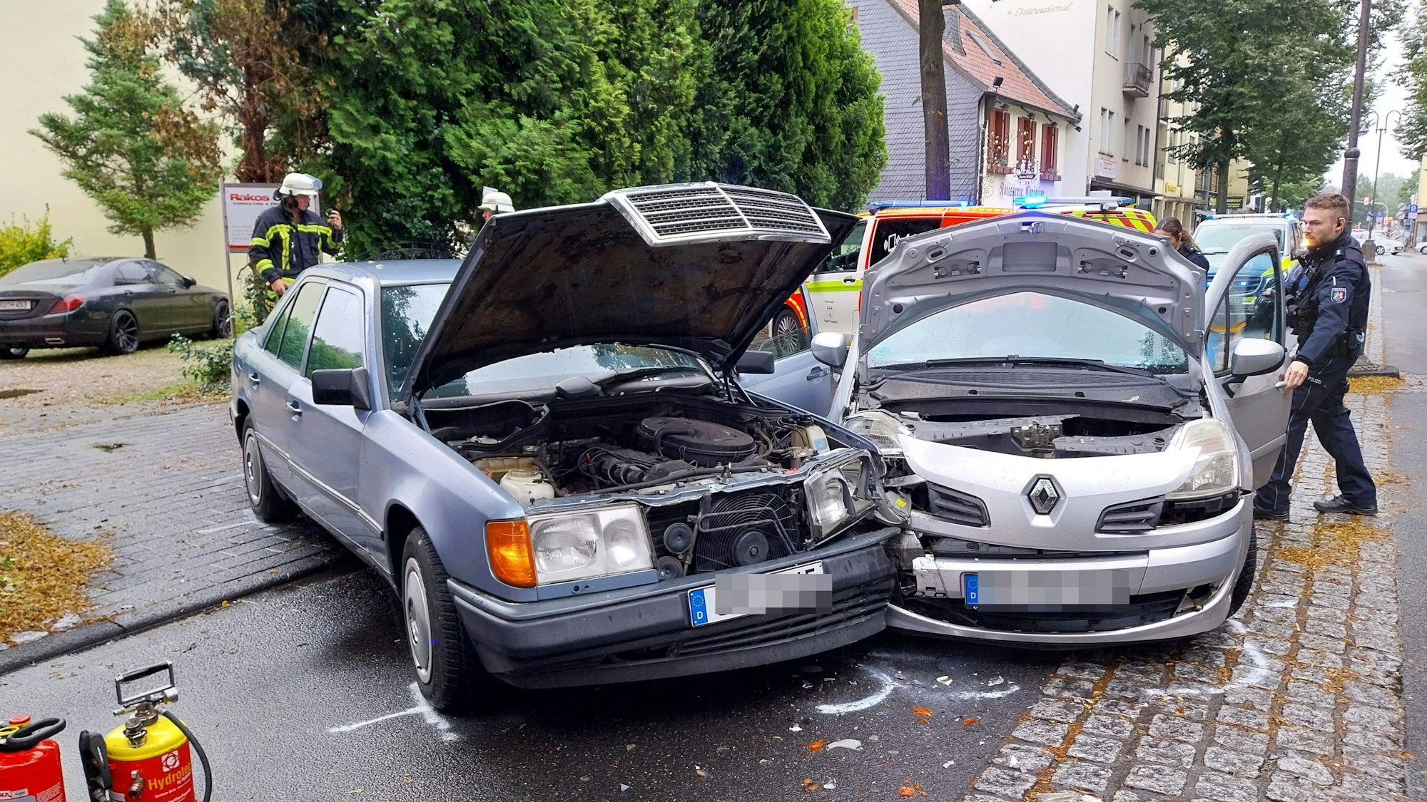 Zwei bei einem Zusammenstoß beschädigte Autos