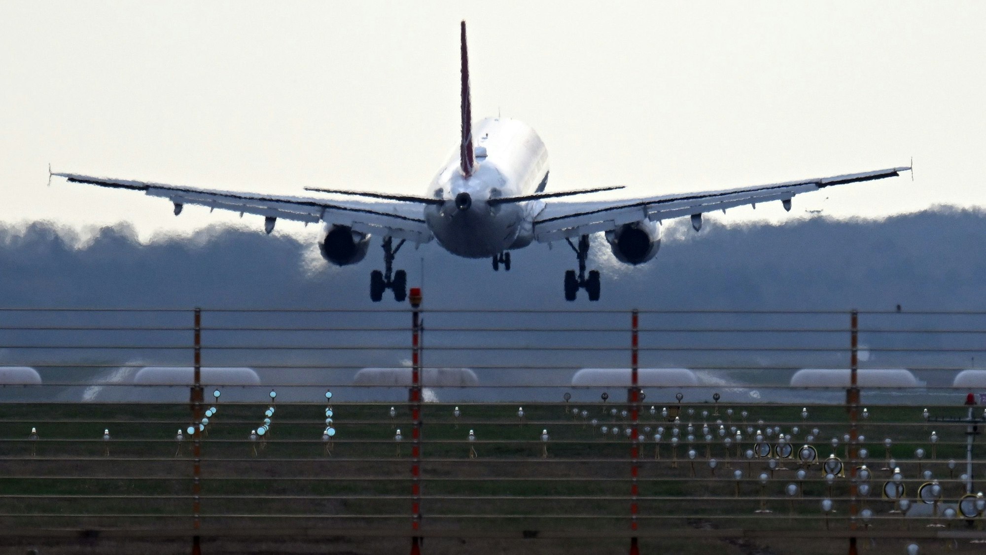 Ein Flugzeug landet auf dem Flughafen Köln/Bonn.
