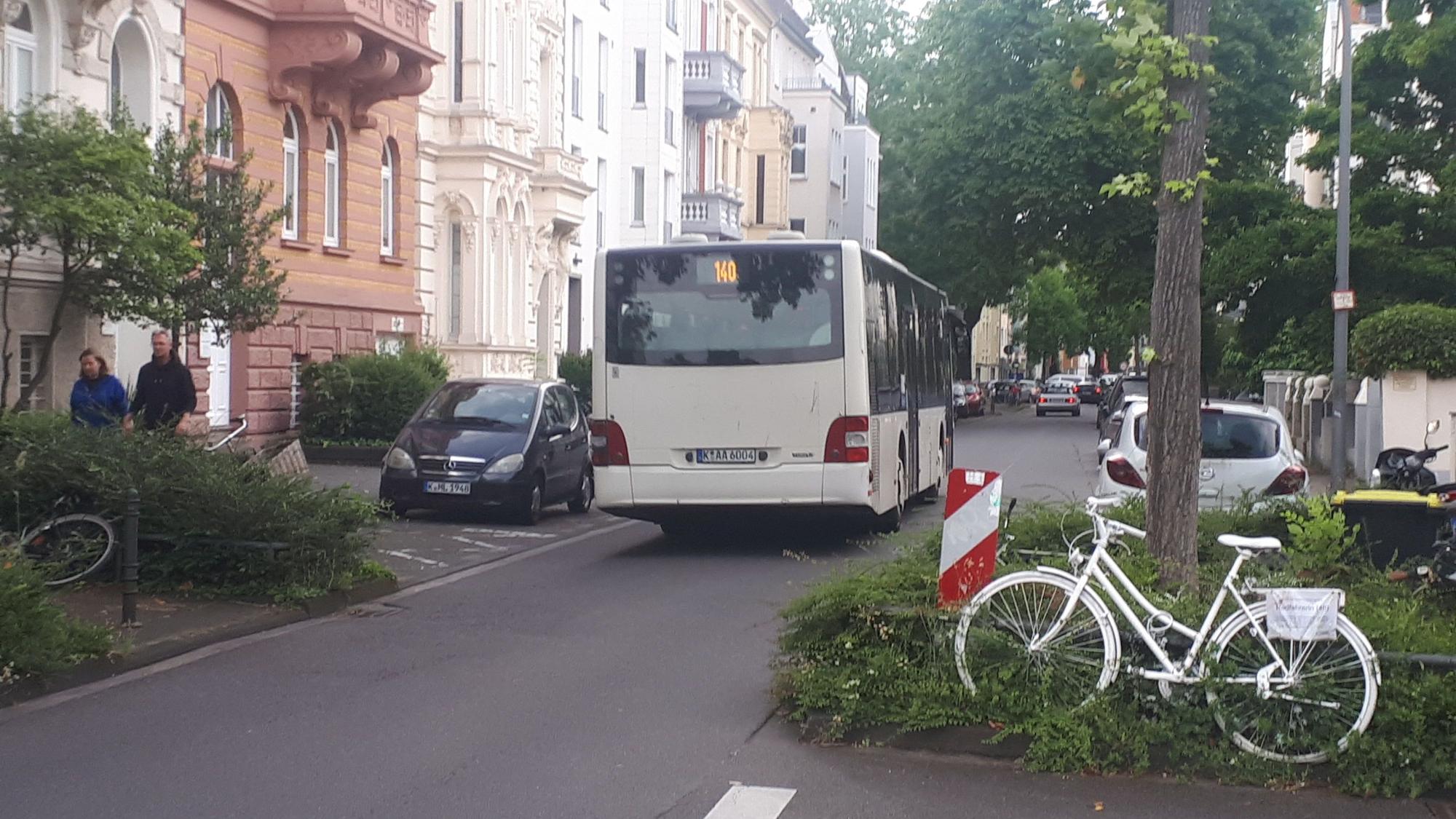Ein Linie-140-Bus passiert eine der Engstellen entlang der Stammheimer Straße. Das weiße „Geisterrad“ im Vordergrund erinnert an eine 2019 bei einem Unfall getötete Radlerin.
