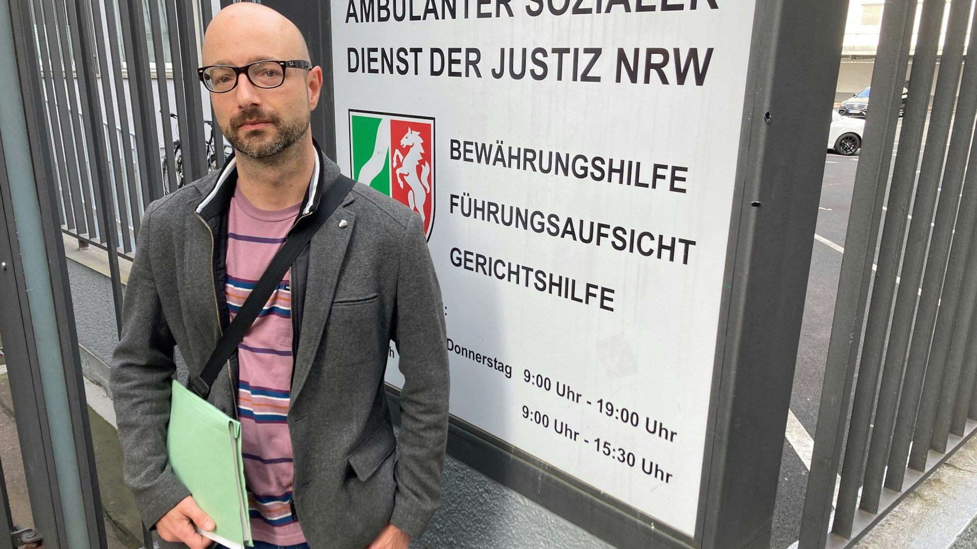 Bewährungshelfer Marin Maurer vor seiner Dienststelle in der Kölner Innenstadt