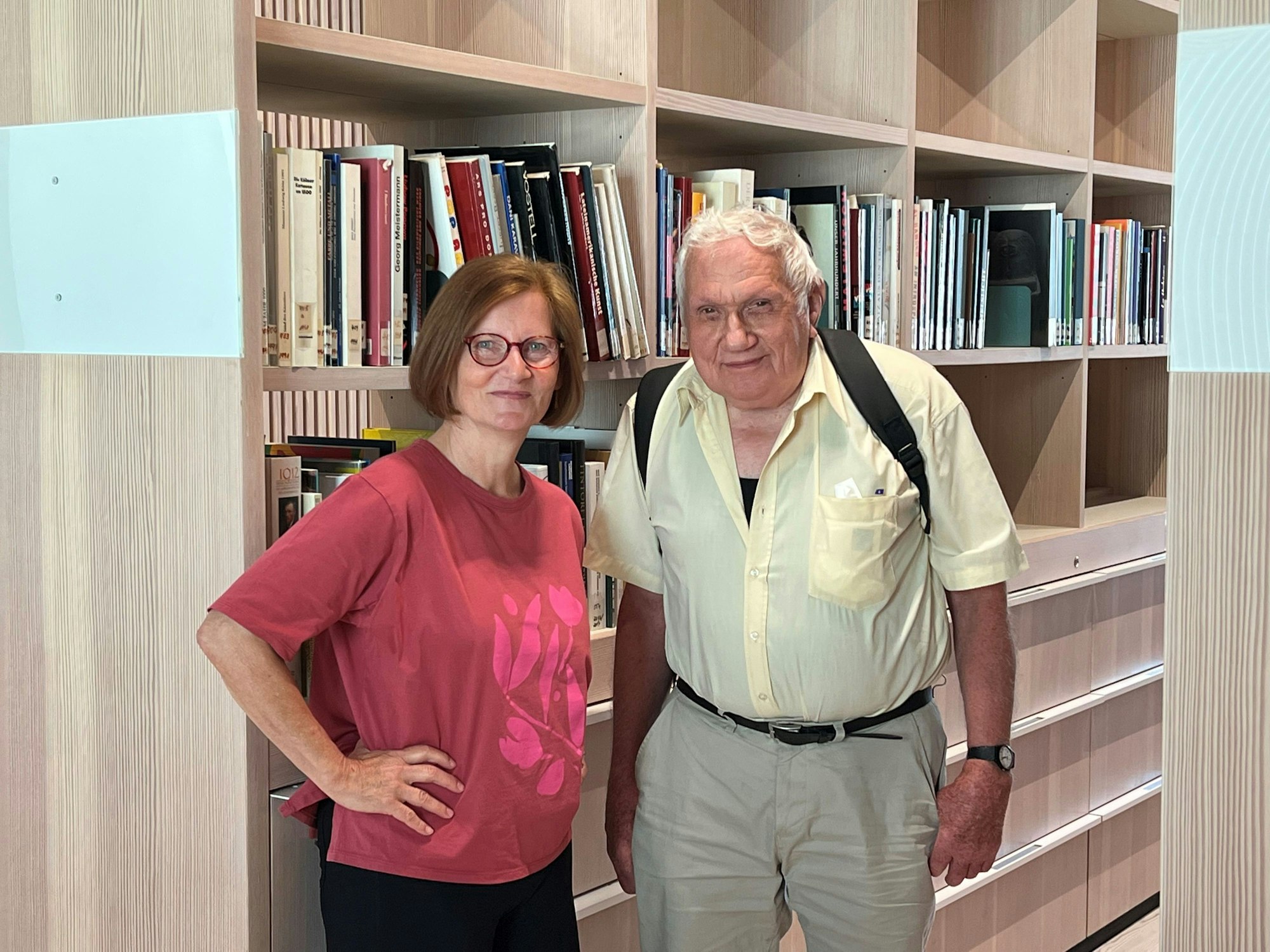 Autorin Hanka Meves und Albert Herz im Stadtarchiv zwischen zwei Bücherregalen