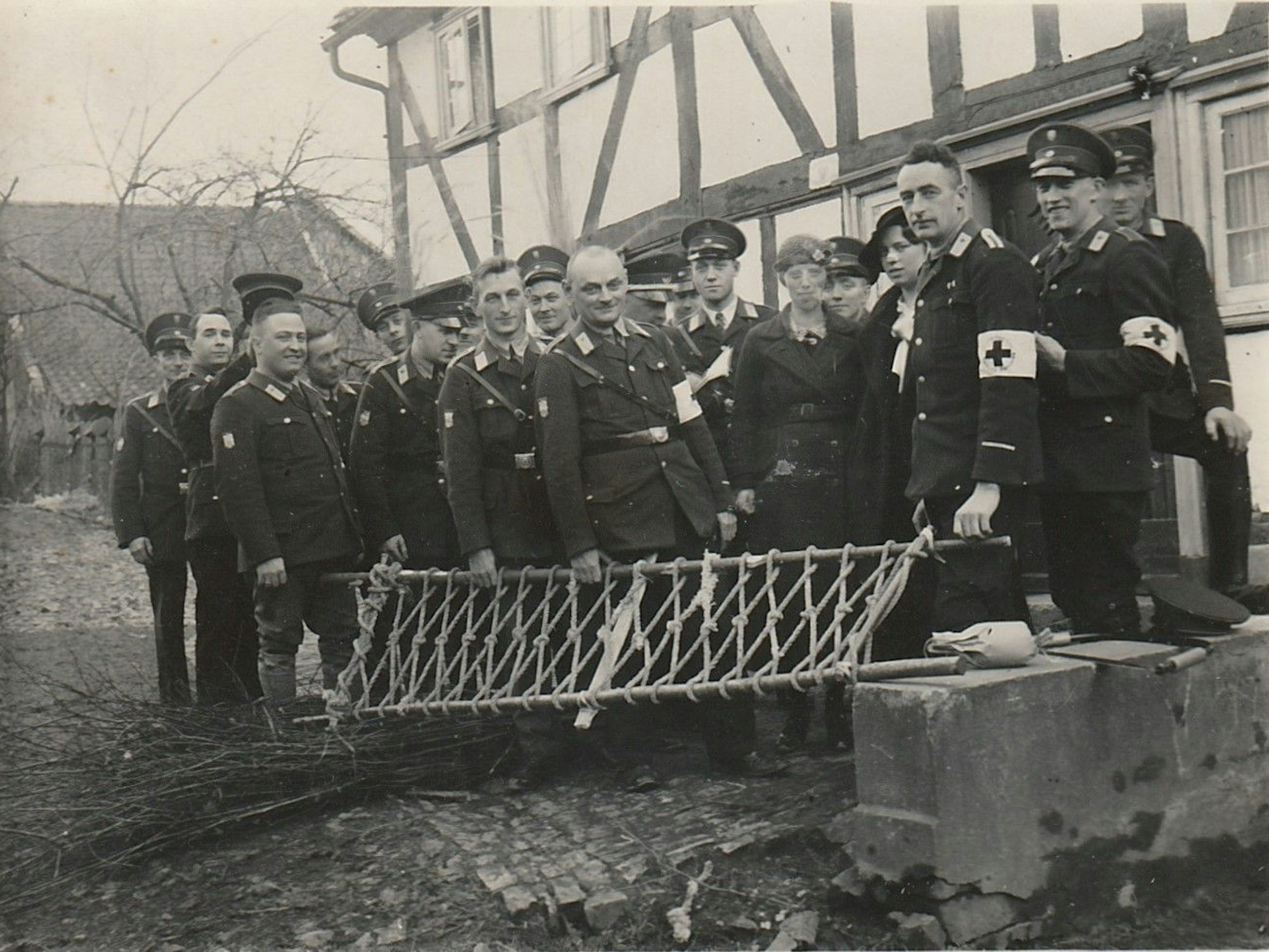 Eine Übung des DRK Derschlag vor fast vergessener Zeit.
