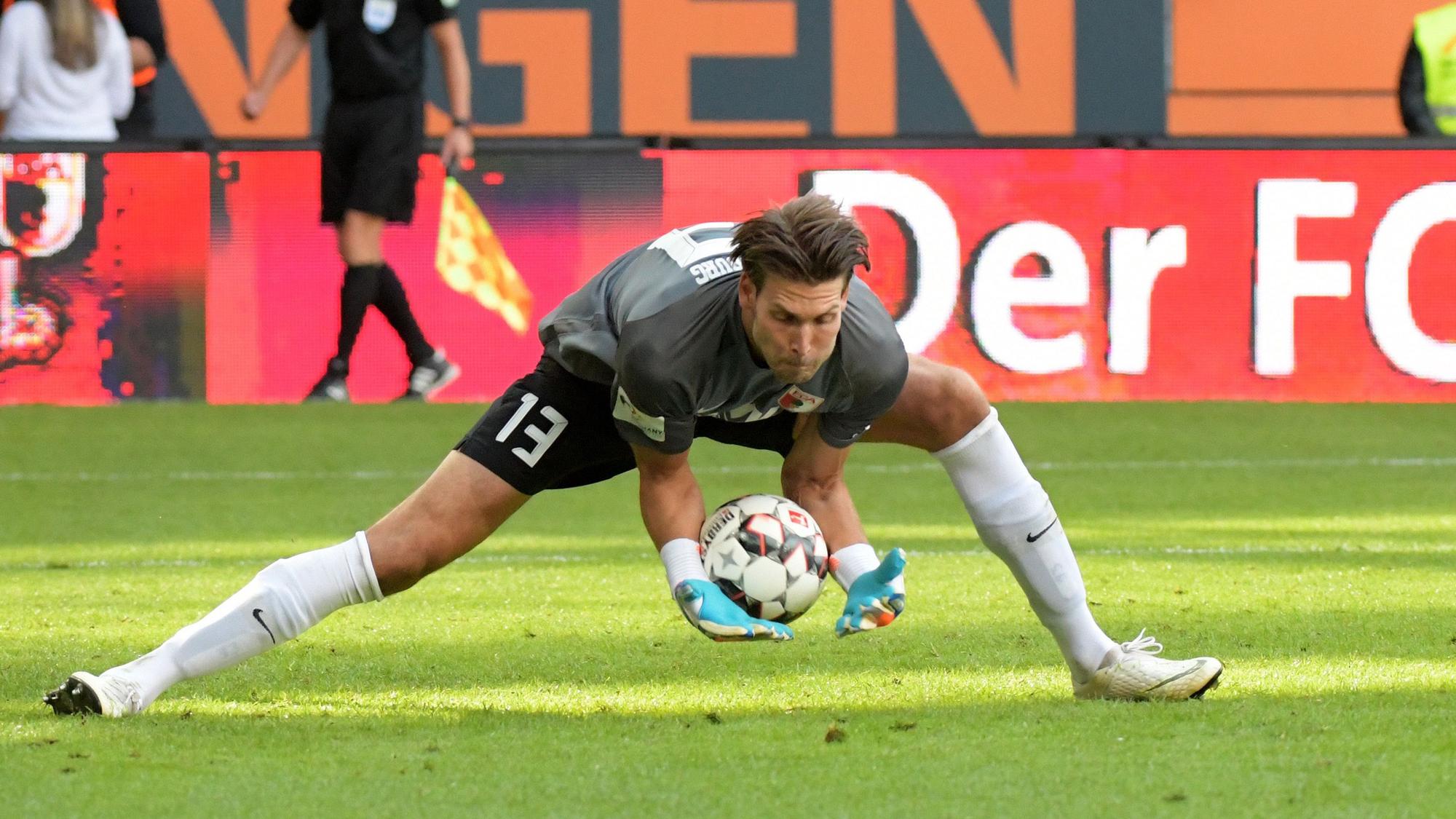 Dem damaligen Torwart des FC Augsburg, Fabian Giefer, rutscht vor dem 2:3 der Ball durch die Hände.