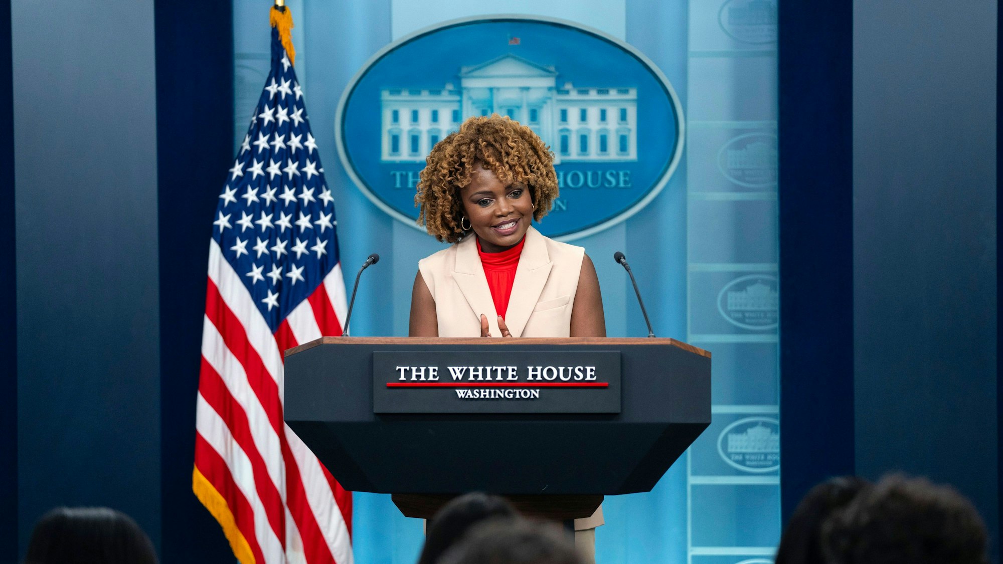 Karine Jean-Pierre, Pressesprecherin des Weißen Hauses, bei einer Pressekonferenz