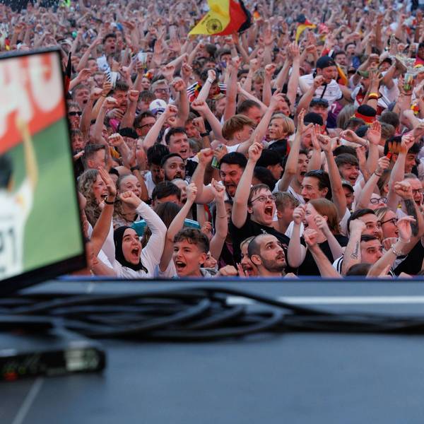 Jubelnde Fans verfolgen das Achtelfinale der deutschen Mannschaft beim Public Viewing.