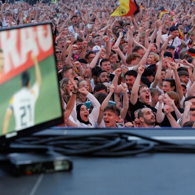 Jubelnde Fans verfolgen das Achtelfinale der deutschen Mannschaft beim Public Viewing.