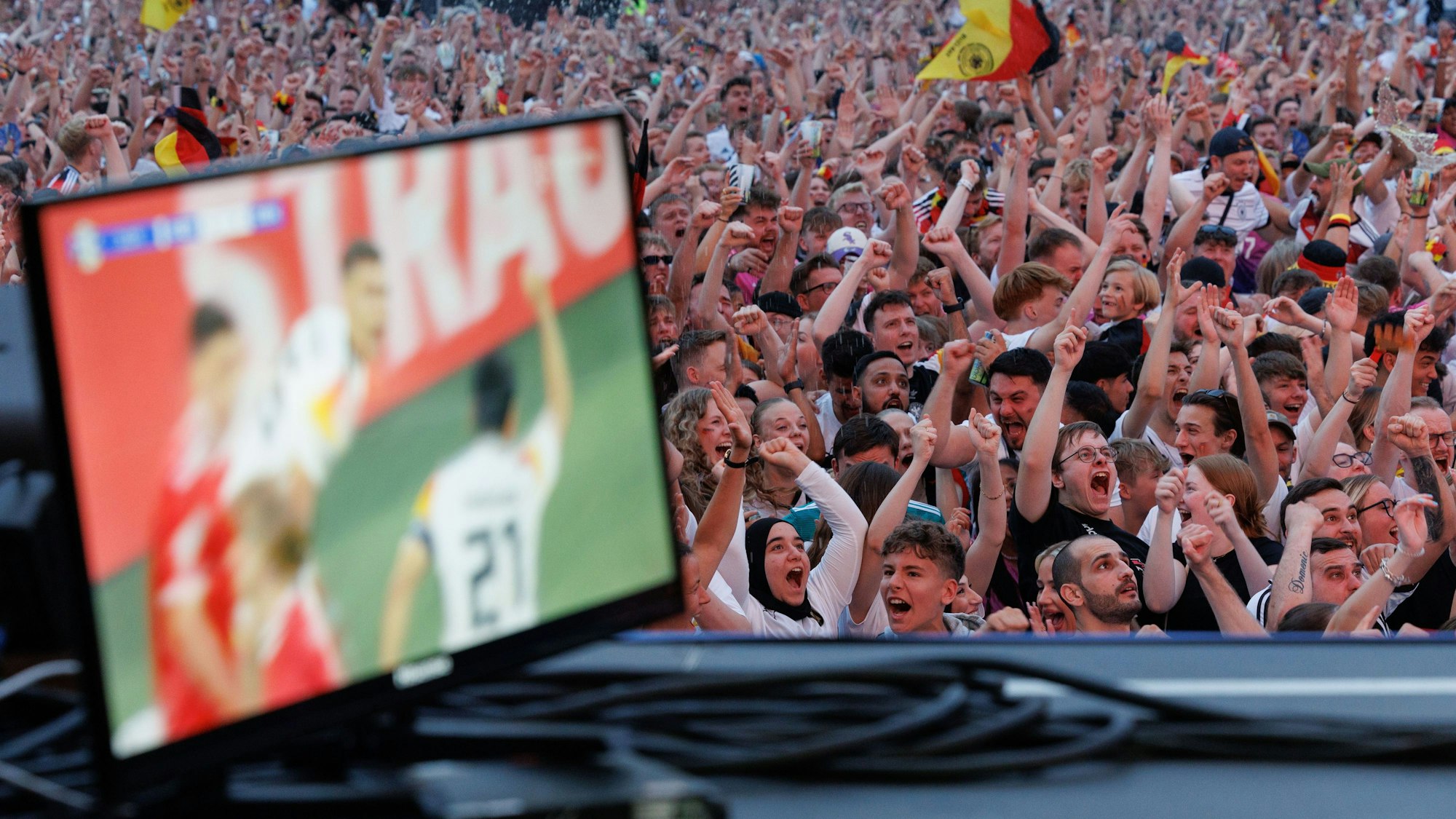 Jubelnde Fans verfolgen das Achtelfinale der deutschen Mannschaft beim Public Viewing.