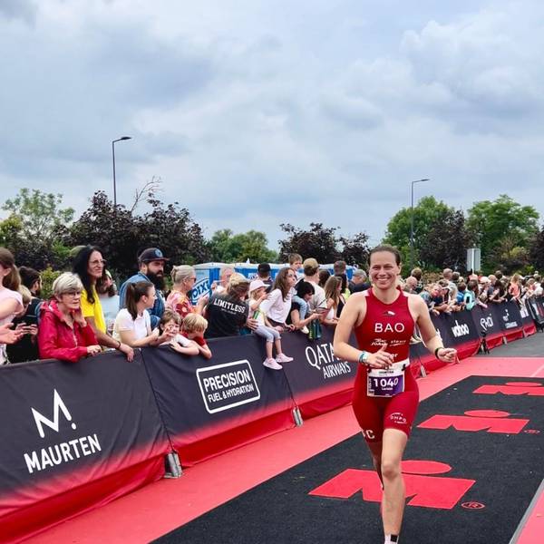 Bild einer Triathletin, die ins Ziel läuft.