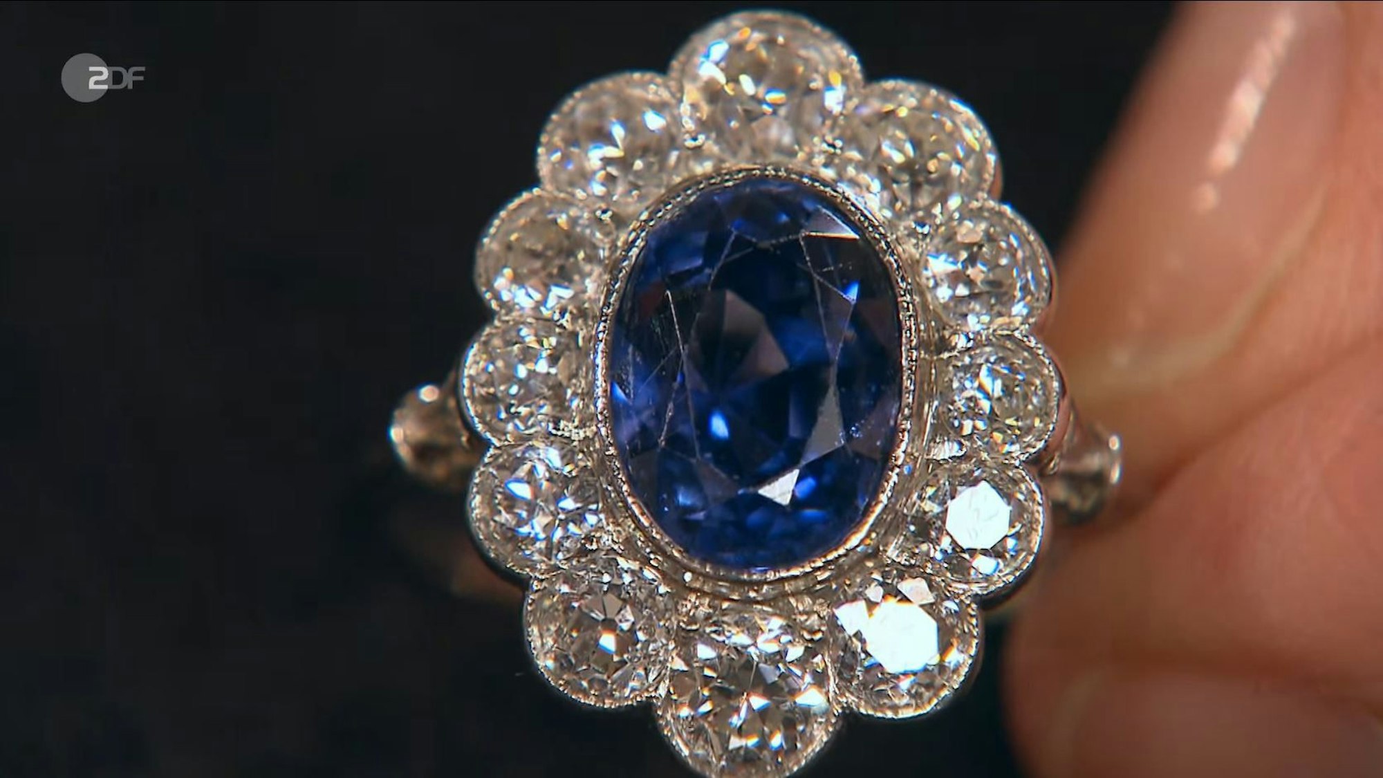 Der Ring aus Stolberg mit großem Saphir in der Mitte sorgte bei „Bares für Rares“ für Furore.