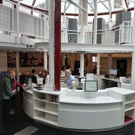 Eine runde Servicetheke in einer Bücherei