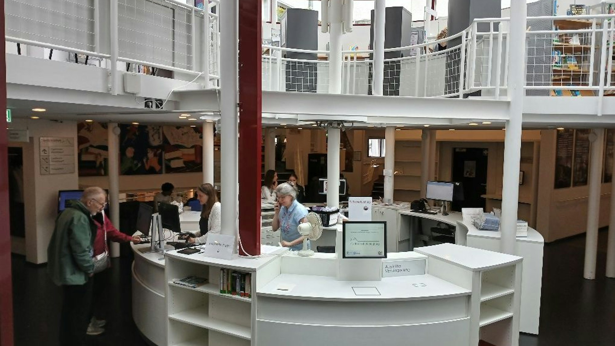 Eine runde Servicetheke in einer Bücherei