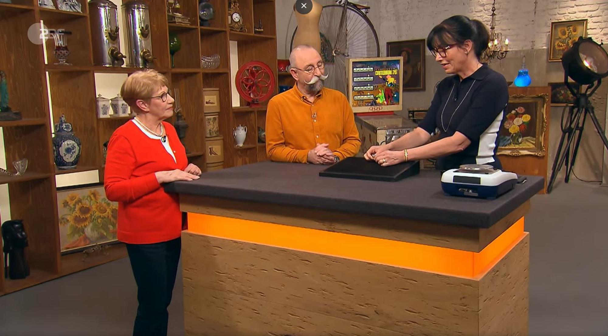 Annegret Hirtz aus Stolberg (v.l.) mit Horst Lichter bei der Expertise von Heide Rezepa-Zabel bei „Bares für Rares“.