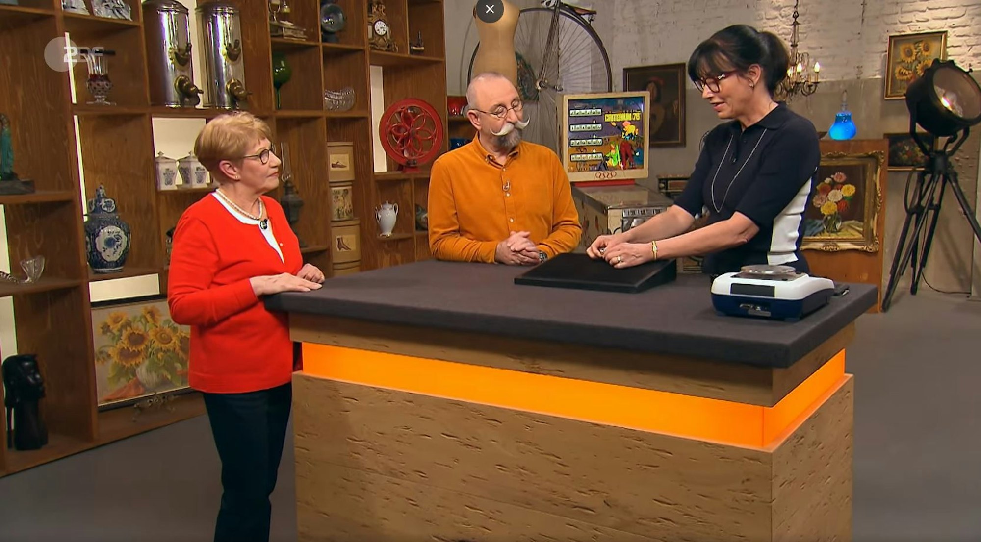 Annegret Hirtz aus Stolberg (v.l.) mit Horst Lichter bei der Expertise von Heide Rezepa-Zabel bei „Bares für Rares“.