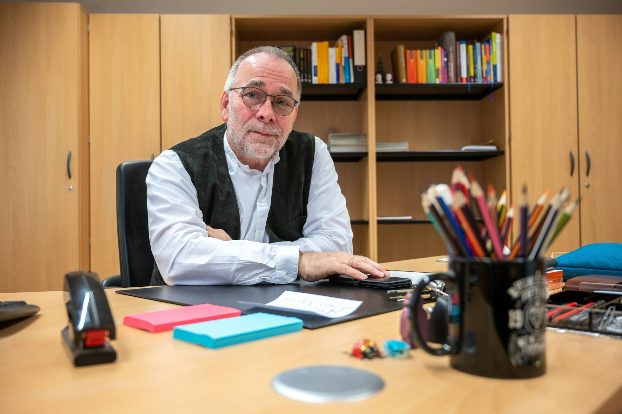 Schulleiter Martin Süsterhenn an seinem Schreibtisch.