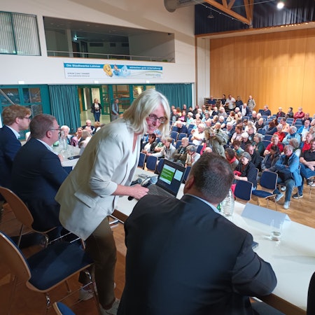 Ein Podium vor Zuhörern