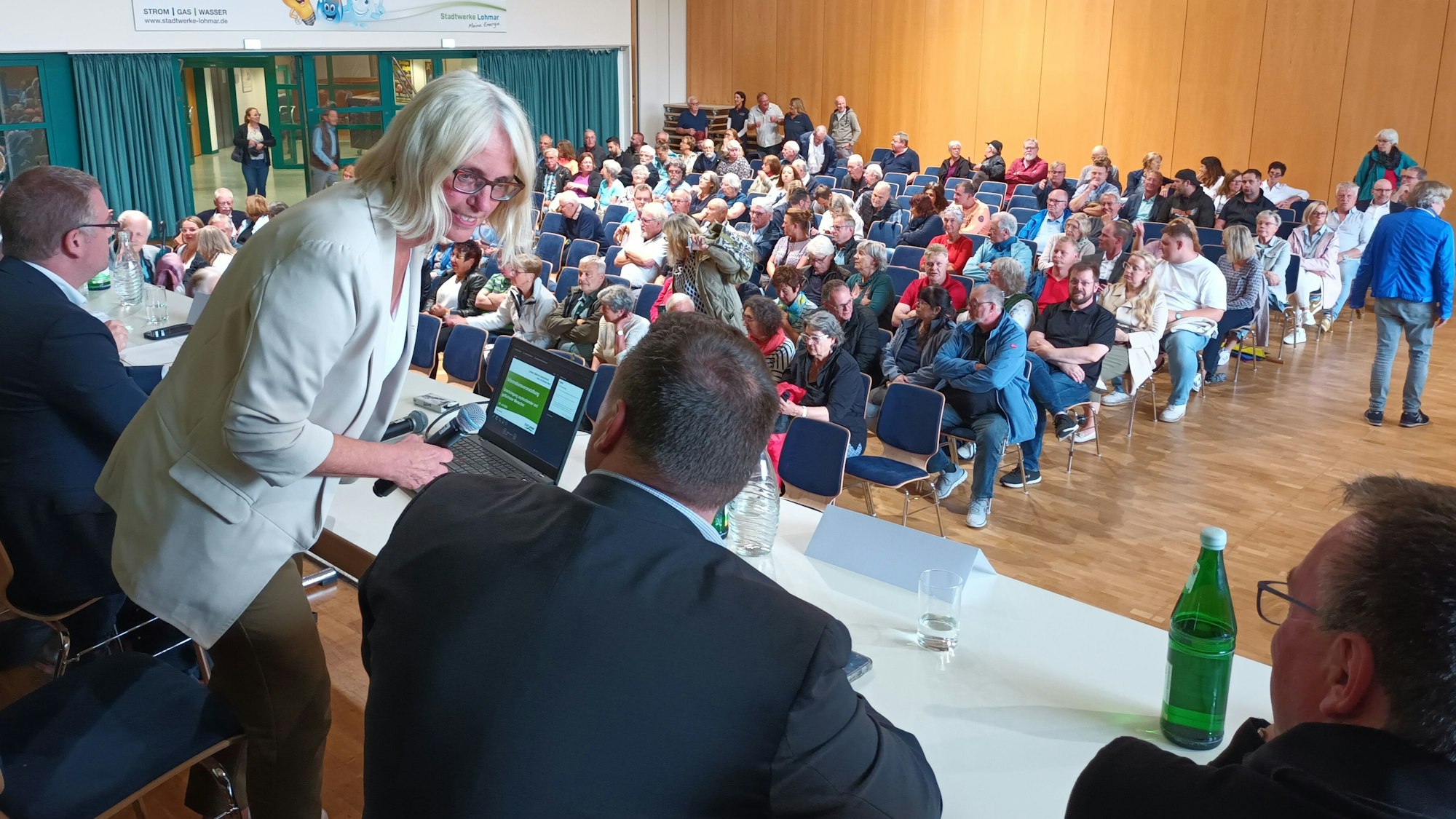 Ein Podium vor Zuhörern