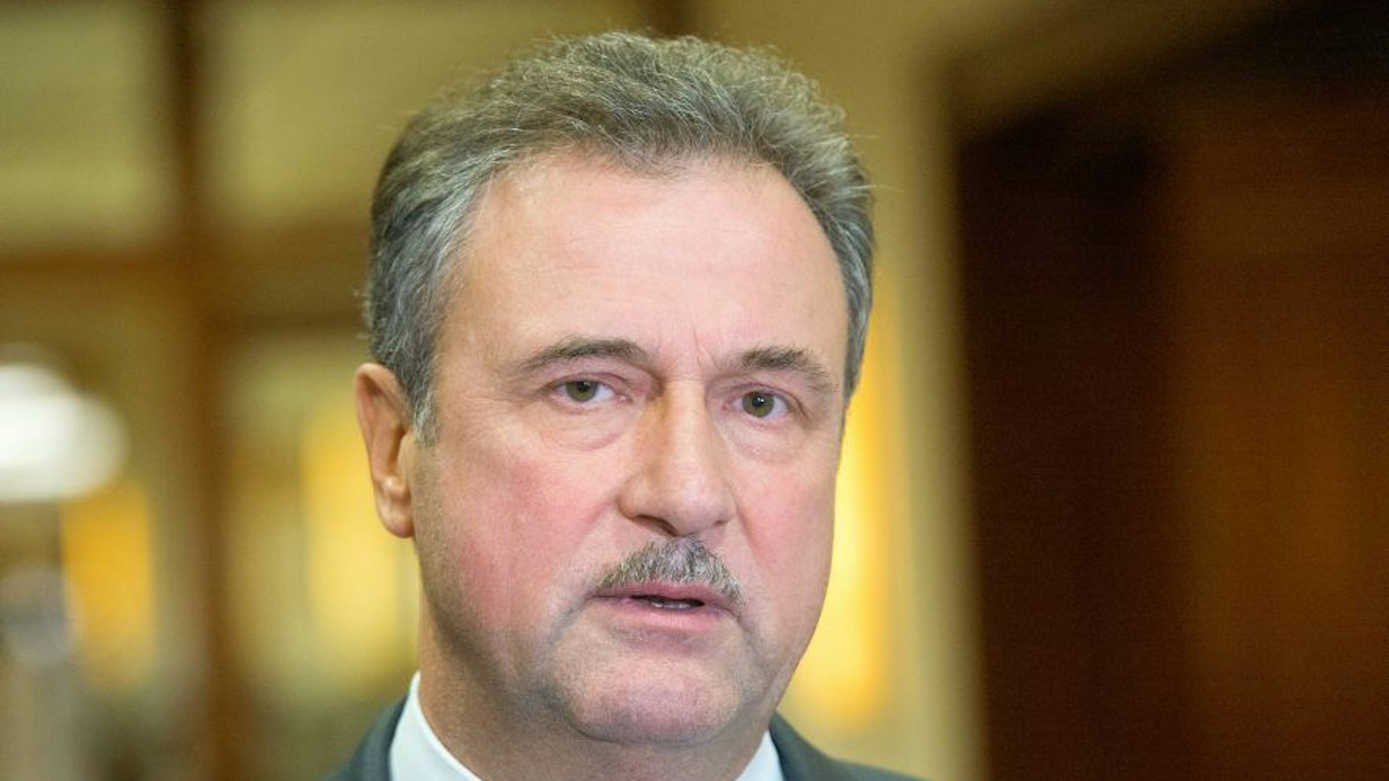 Eisenbahngewerkschafter Claus Weselsky schaut in Großaufnahme auf sein Gesicht mit unscharfem Hintergrund in Richtung der Kamera. (Archivbild)