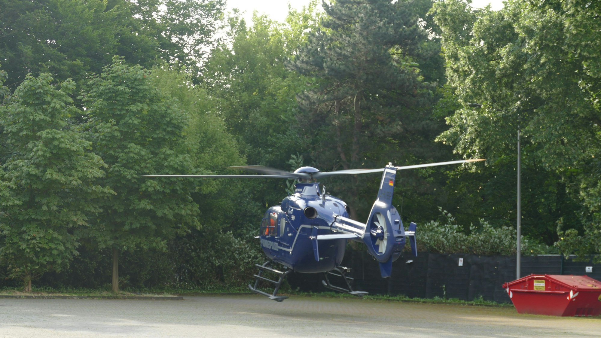 Ein Hubschrauber startet.