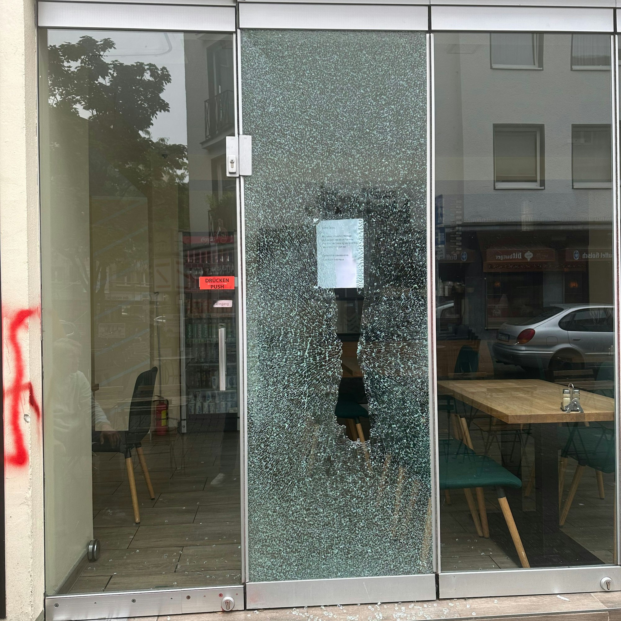 Mehrmals wurden bereits die Glasscheiben eingeschlagen.