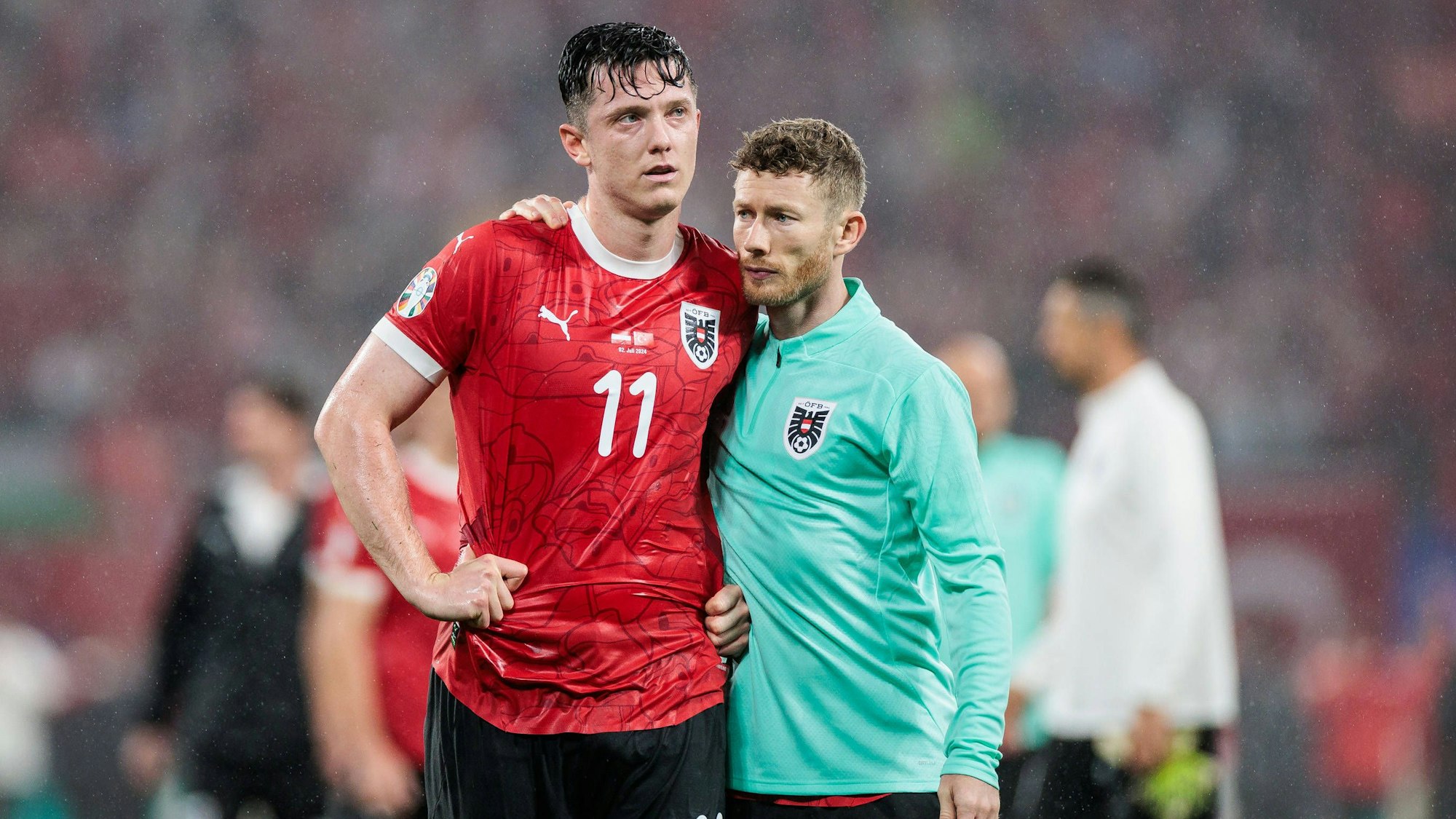FC-Kapitän Florian Kainz (r.) tröstet Teamkollege Michael Gregoritsch nach dem dramatischen EM-Aus der Österreicher im Achtelfinale gegen die Türkei (1:2).
