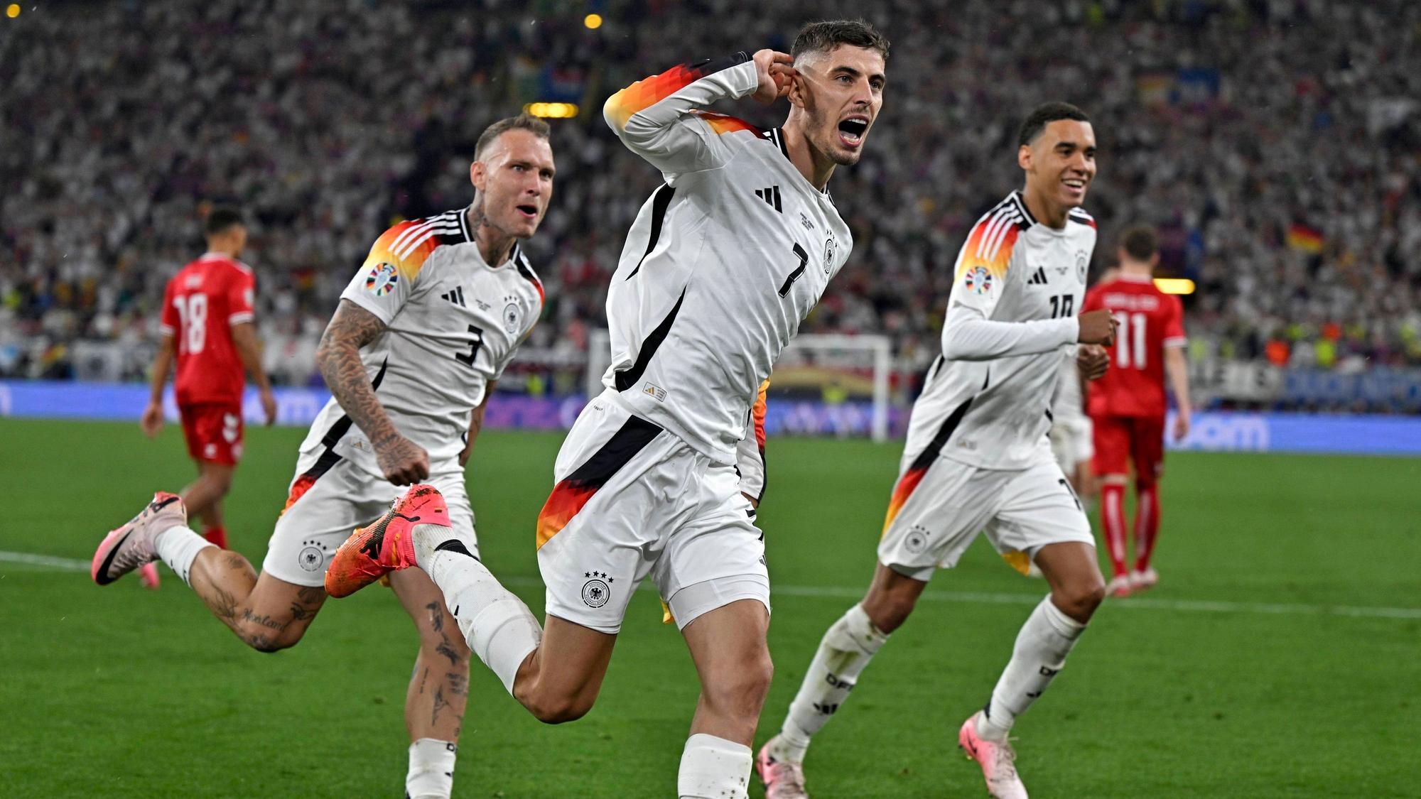 Kai Havertz jubelt mit seinen DFB_Kollegen nach seinem treffer zum 1:0 gegen Dänemark.