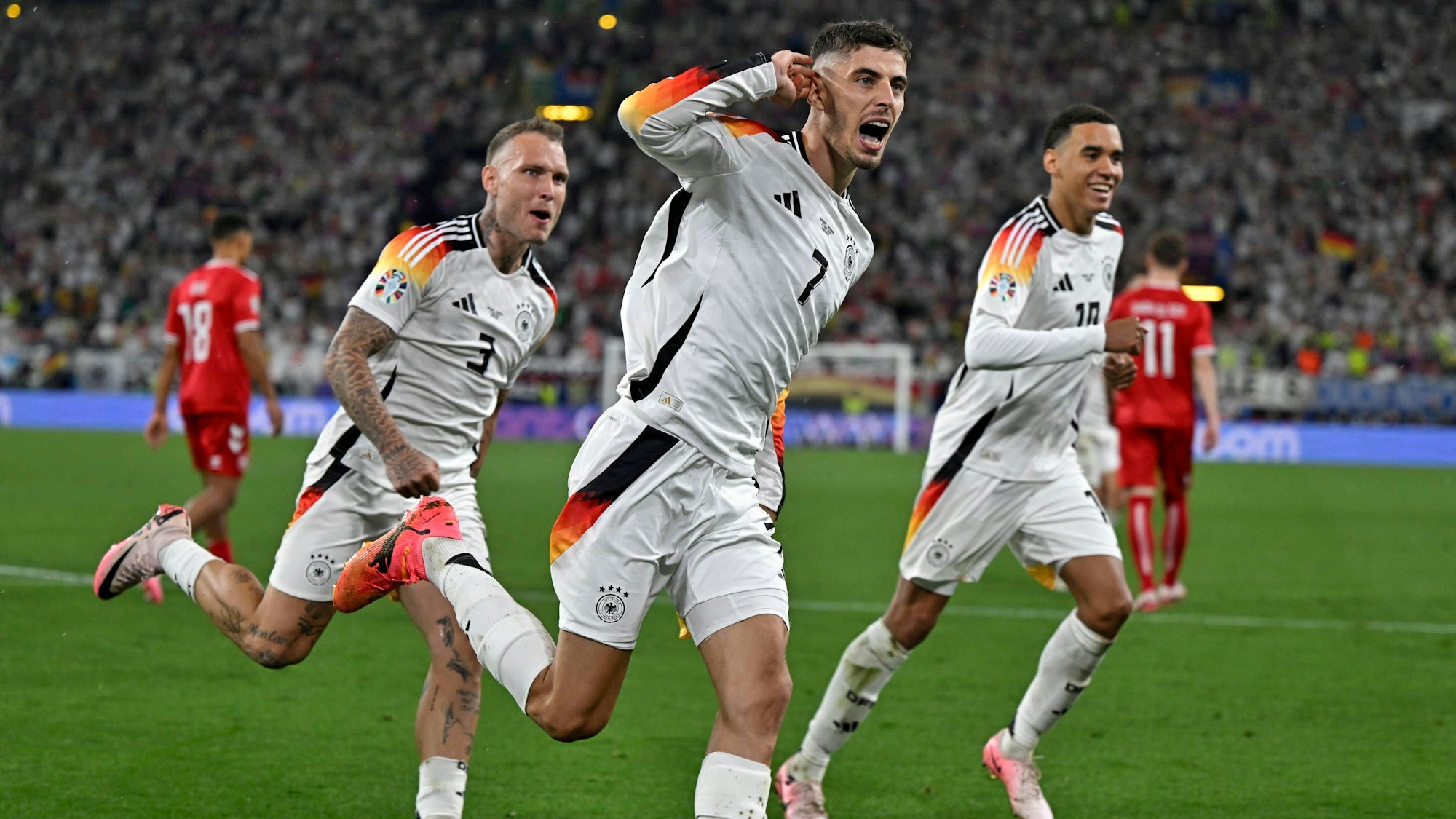 Kai Havertz jubelt mit seinen DFB_Kollegen nach seinem treffer zum 1:0 gegen Dänemark.