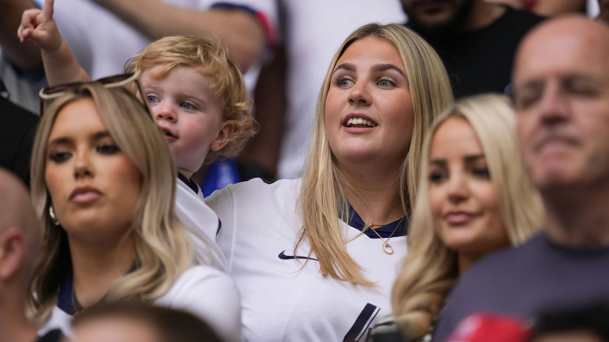 Lauren Fryer, Partnerin von Arsenal-Star Declan Rice, verfolgt in Gelsenkirchen das Spiel der englischen Nationalmannschaft.