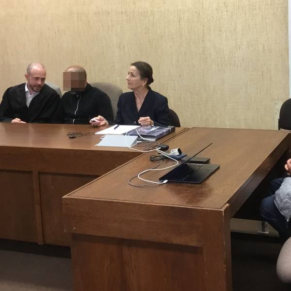 Die Angeklagten mit Verteidiger Markus Haupt und einer Dolmetscherin beim Prozessaauftakt im Landgericht Köln