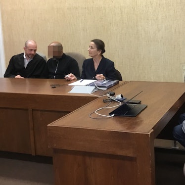 Die Angeklagten mit Verteidiger Markus Haupt und einer Dolmetscherin beim Prozessaauftakt im Landgericht Köln