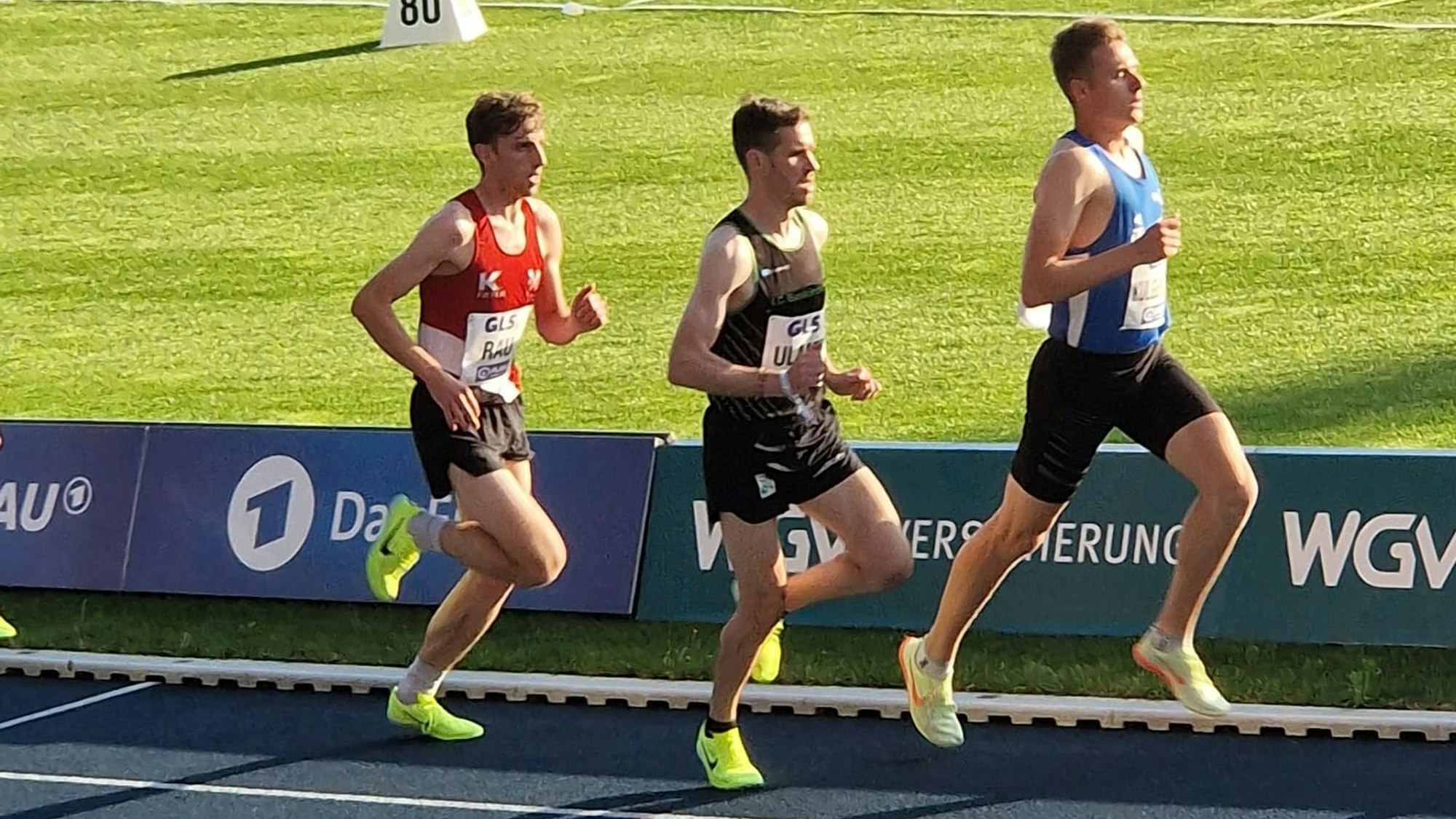 Das Bild zeigt Ralf Ulmer beim Wettkampf in Braunschweig. Sowohl direkt vor als auch hinter ihm läuft ein Konkurrent.