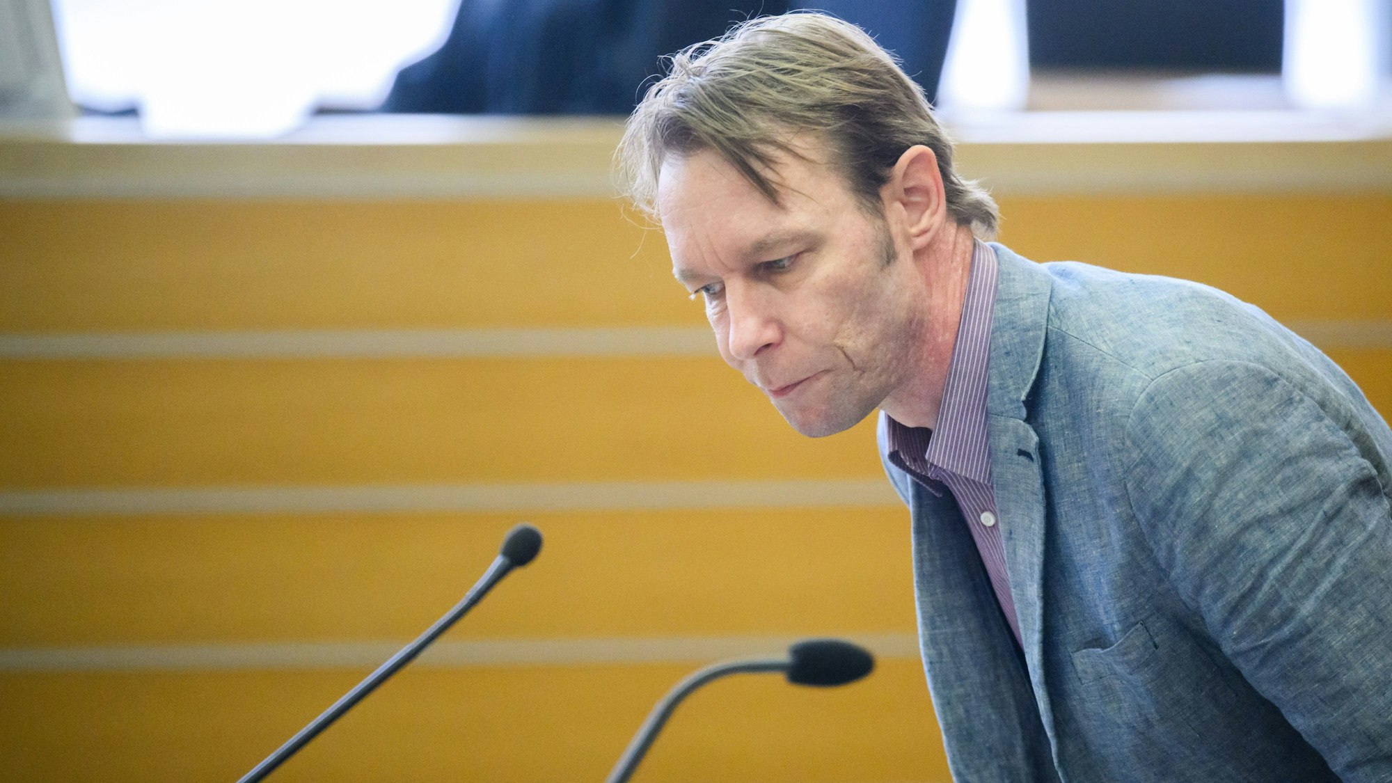 Der Angeklagte Christian B. steht im Gerichtssaal im Landgericht Braunschweig.