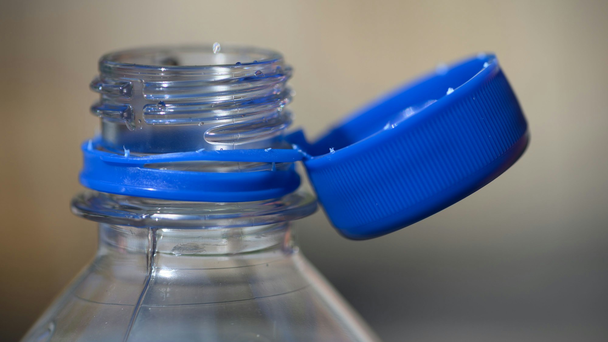 Der Deckel von Plastikflaschen muss laut EU seit dem 3. Juli 2024 fest angebunden sein.