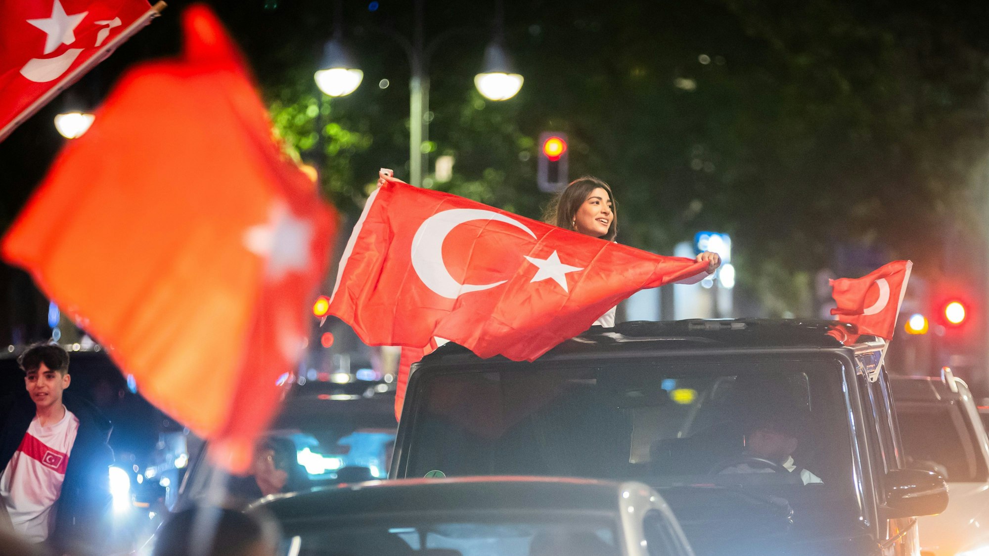 Türkei-Fans feiern den Sieg mit Autokorsos.