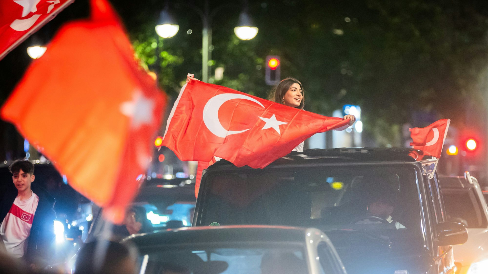 Türkei-Fans feiern den Sieg am Breitscheidplatz mit Autokorsos.