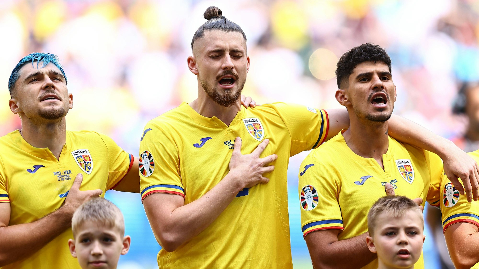 Spieler der rumänischen Nationalmannschaft singen die Nationalhymne vor dem Achtelfinale gegen die Niederlande.