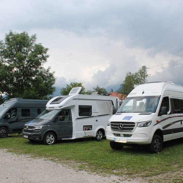 Wohnmobile auf einem Campingplatz in der italienischen Region Friaul